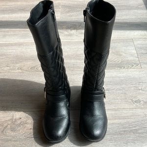 Beautiful black boots. For girls size 1 MED.